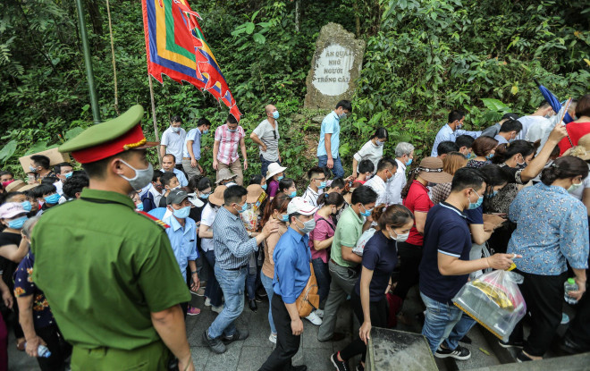 "Biển người" đổ về Đền Hùng trong ngày Giỗ Tổ - 12