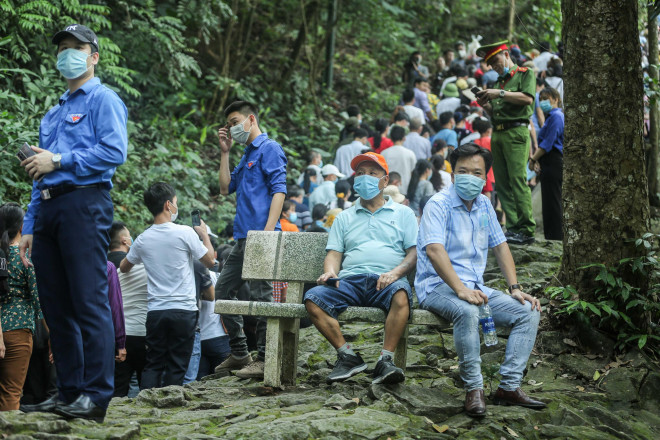 "Biển người" đổ về Đền Hùng trong ngày Giỗ Tổ - 16