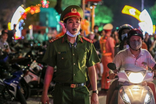 Clip: Hàng vạn người dân đổ về xem bắn pháo hoa tại Lễ giỗ Tổ Hùng Vương - 11