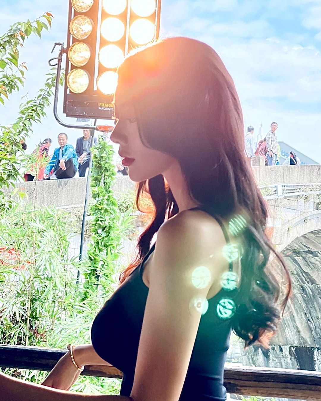 "Bom sex" Hàn Quốc gây náo loạn phố đi bộ Hà Nội, bước tới đâu nam giới "đổ" tới đó vì đẹp - 4