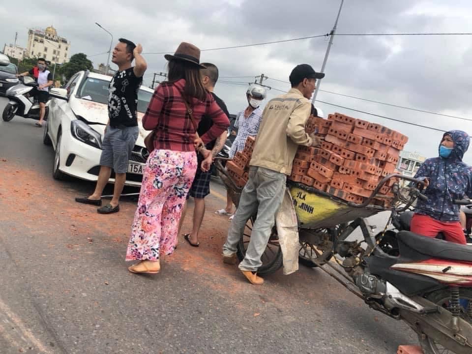 Xe chở gạch tông móp đầu Mercedes: Hành động bất ngờ của chủ xe ô tô - 3