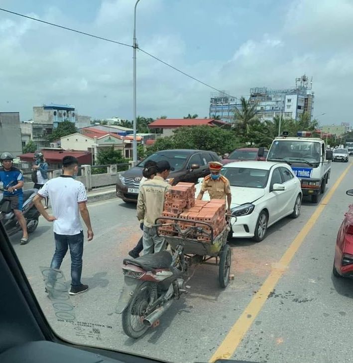 Xe chở gạch tông móp đầu Mercedes: Hành động bất ngờ của chủ xe ô tô - 2
