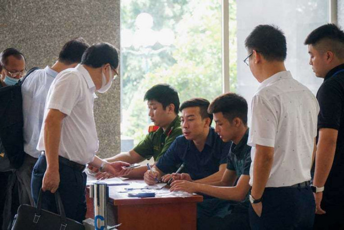 Cựu Bộ trưởng Vũ Huy Hoàng được dìu đến tòa, an ninh thắt chặt tại phiên xử - 2