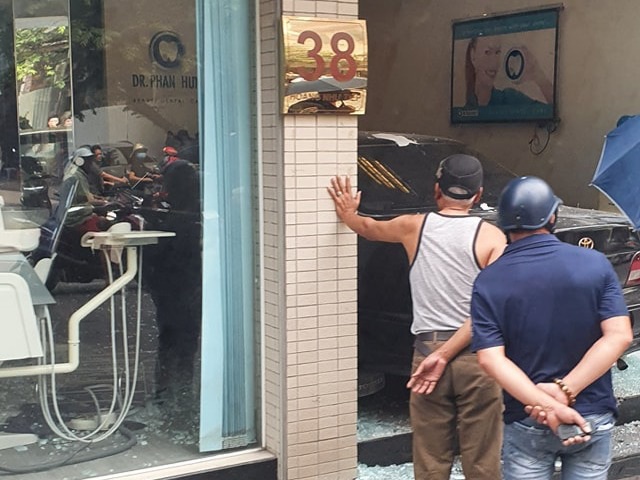 Hà Nội: Ô tô Camry “nằm gọn” trong phòng khám răng sau tai nạn - 2