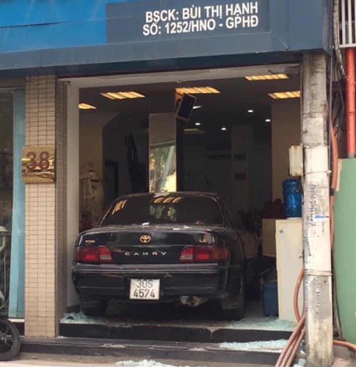 Hà Nội: Ô tô Camry “nằm gọn” trong phòng khám răng sau tai nạn - 3