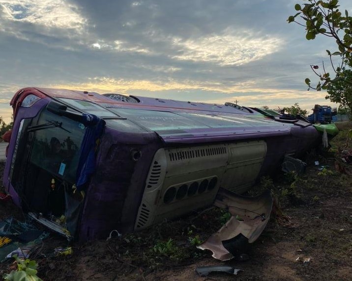 Lật xe khách giường nằm, 31 người bị thương - 2