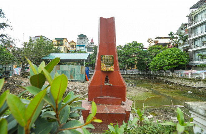 CLIP: Cận cảnh xác máy bay B-52 lộ thiên sau khi hút nước hồ Hữu Tiệp - 2