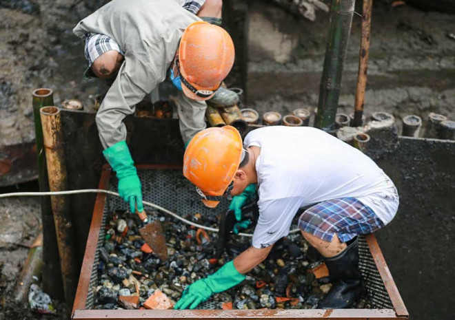 CLIP: Cận cảnh xác máy bay B-52 lộ thiên sau khi hút nước hồ Hữu Tiệp - 4