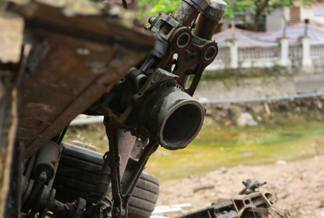 CLIP: Cận cảnh xác máy bay B-52 lộ thiên sau khi hút nước hồ Hữu Tiệp - 5