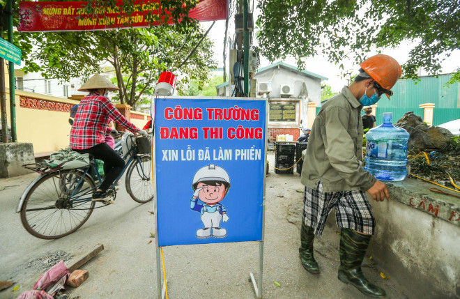 CLIP: Cận cảnh xác máy bay B-52 lộ thiên sau khi hút nước hồ Hữu Tiệp - 8