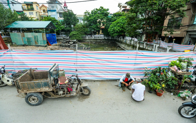 CLIP: Cận cảnh xác máy bay B-52 lộ thiên sau khi hút nước hồ Hữu Tiệp - 9