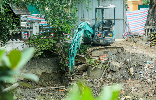 CLIP: Cận cảnh xác máy bay B-52 lộ thiên sau khi hút nước hồ Hữu Tiệp - 12