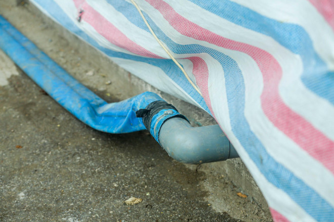 CLIP: Cận cảnh xác máy bay B-52 lộ thiên sau khi hút nước hồ Hữu Tiệp - 11