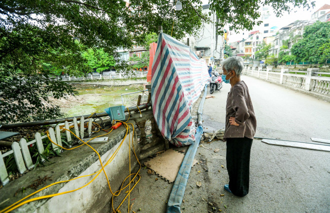 CLIP: Cận cảnh xác máy bay B-52 lộ thiên sau khi hút nước hồ Hữu Tiệp - 16