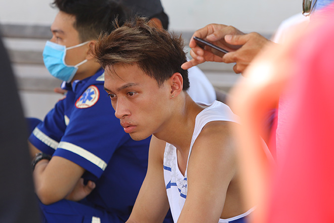 Hot boy athletics Tran Nhat Hoang fell at the finish line, was taken care of by his girlfriend - 5