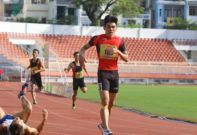 Hot boy athletics Tran Nhat Hoang fell at the finish line, was taken care of by his girlfriend - 4