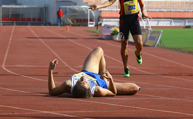 Hot boy athletics Tran Nhat Hoang fell at the finish line, cared for by his girlfriend - 6