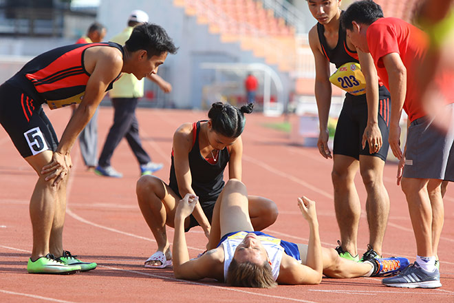 Hot boy athletics Tran Nhat Hoang fell at the finish line, was taken care of by his girlfriend - 7