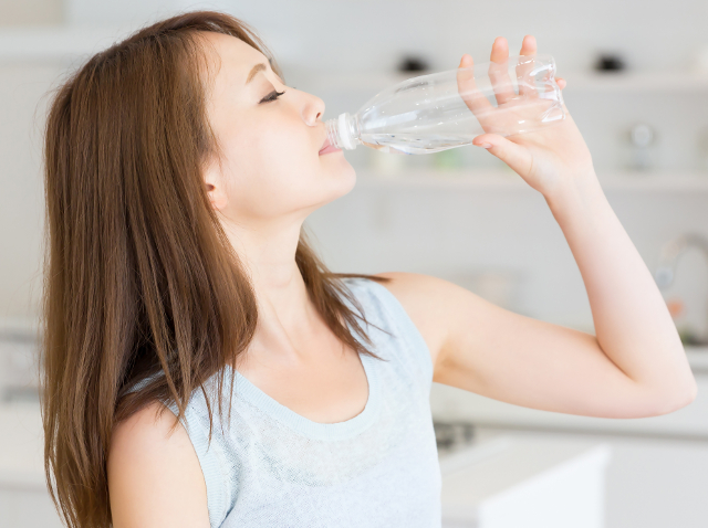 1 cốc nước có thể gây nhồi máu cơ tim: 4 cách uống nước khiến trái tim “sợ hãi” nhất - 1