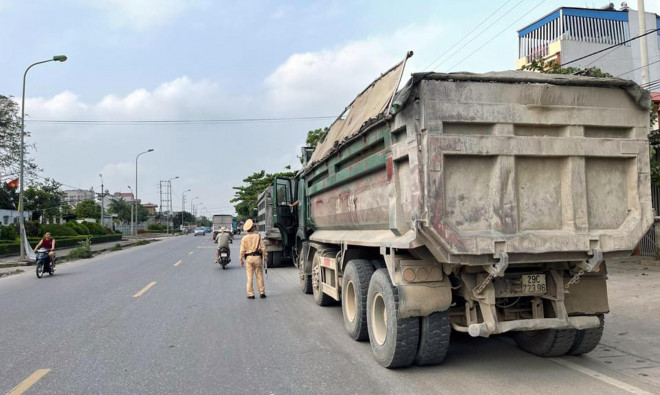 Bị xử phạt, tài xế xe tải đồng loạt gọi điện 'cầu cứu' - 8