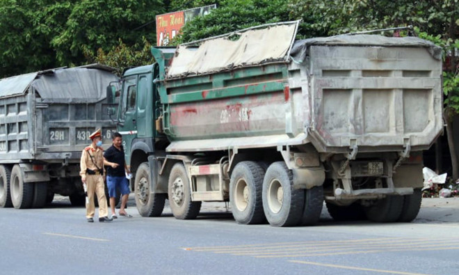 Bị xử phạt, tài xế xe tải đồng loạt gọi điện 'cầu cứu' - 9