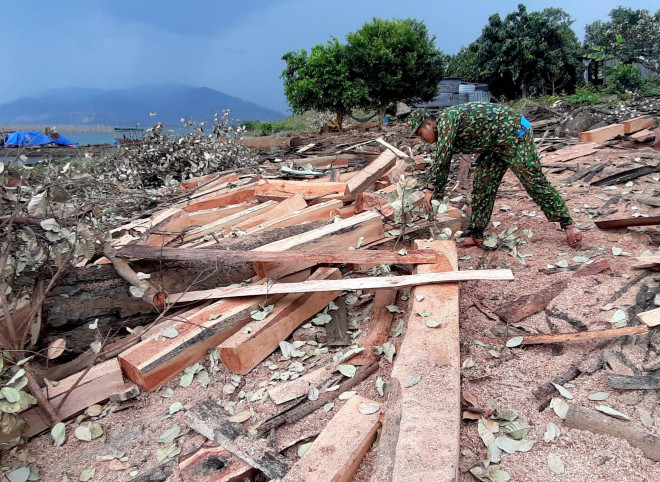 Cận cảnh hàng trăm lóng gỗ lậu kín đặc khúc sông - 5