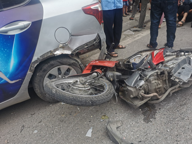 Xe bán tải bất ngờ tông liên tiếp 5 xe ôtô và xe máy khiến nhiều người gặp nạn - 2