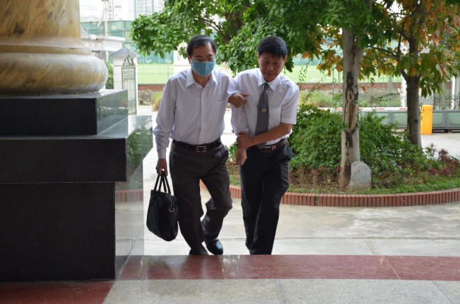 Tin tức 24h qua: Xe bán tải tông liên tiếp 5 xe cùng chiều trên phố Hà Nội - 2