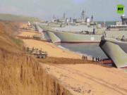 Video: Binh sĩ Nga đưa xe bọc thép lên tàu đổ bộ, lần lượt rời Crimea sau lệnh rút quân