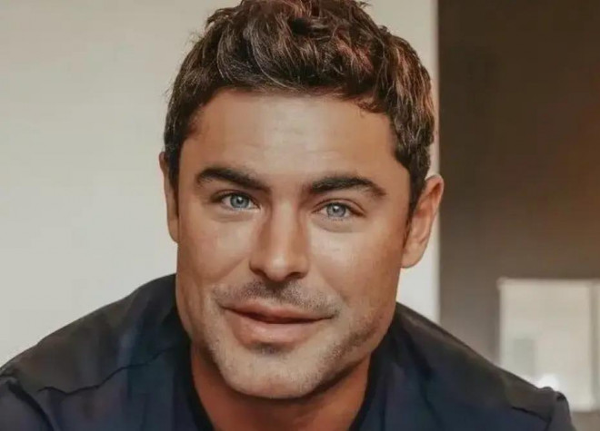 Fans tá hỏa vì gương mặt 'hoàng tử Disney' Zac Efron cứng đơ như búp bê Ken - 1
