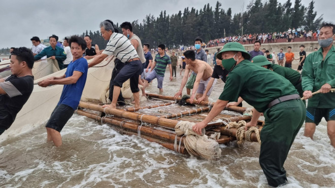Phát hiện thi thể 2 học sinh chết đuối dạt vào bờ biển - 2