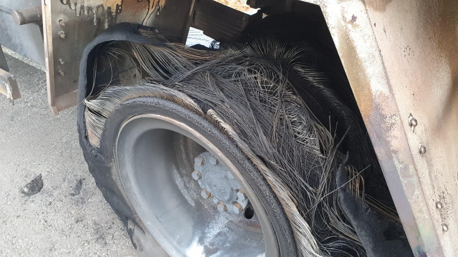 Xe cẩu vướng dây điện trung thế, 2 người phỏng nặng - 2