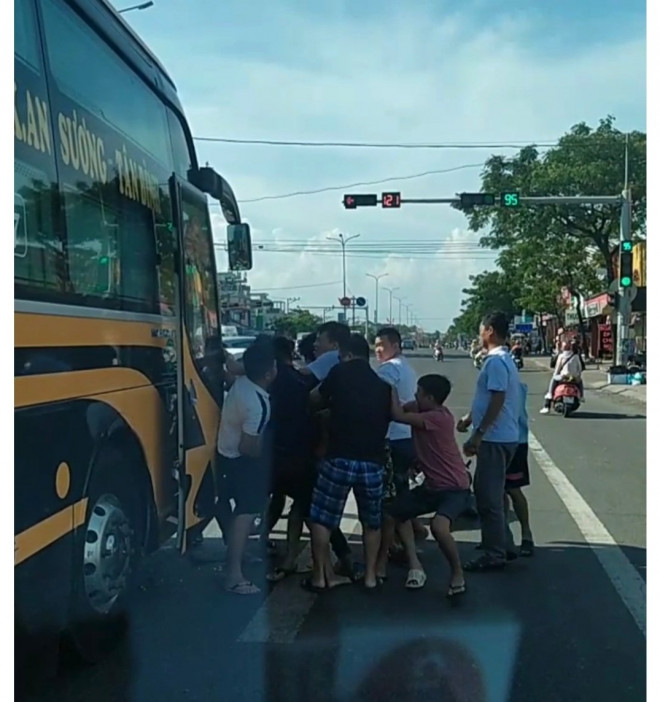 Bị "tuýt còi", tài xế say xỉn dùng gậy bóng chày đánh vào mặt CSGT - 2