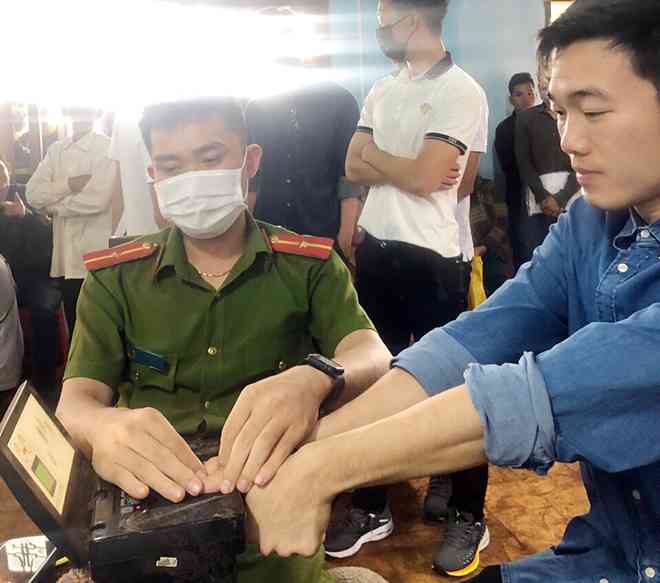 Xuân Trường, Công Phượng đi làm CCCD gắn chíp điện tử - 2