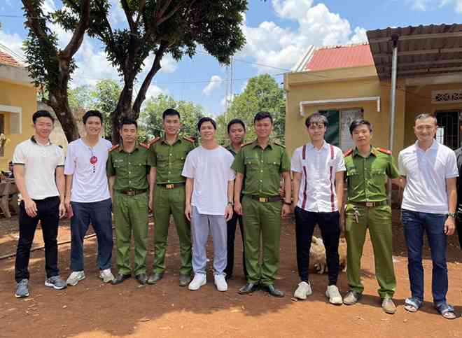 Xuân Trường, Công Phượng đi làm CCCD gắn chíp điện tử - 4