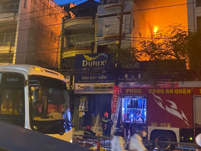 Đang cháy ở đường Lý Thường Kiệt, gần bệnh viện Thống Nhất - 2
