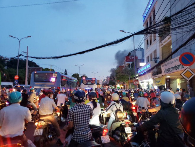 Đang cháy ở đường Lý Thường Kiệt, gần bệnh viện Thống Nhất - 8