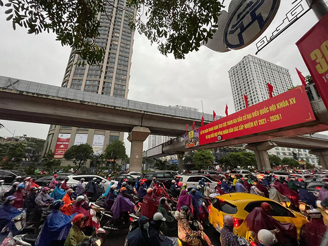 Hà Nội trời tối đen ngày đầu tuần, giao thông tắc nghẽn, xe leo lên vỉa hè - 2
