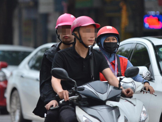 Dịch COVID-19 có nguy cơ bùng phát, người Hà Nội vẫn vô tư "quên" đeo khẩu trang - 4