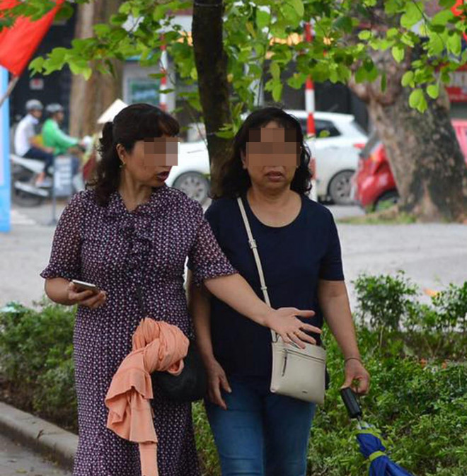 Dịch COVID-19 có nguy cơ bùng phát, người Hà Nội vẫn vô tư "quên" đeo khẩu trang - 5