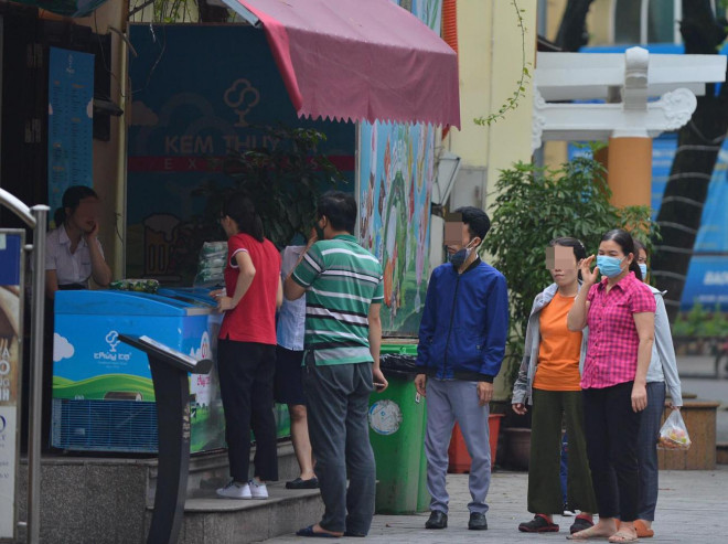 Dịch COVID-19 có nguy cơ bùng phát, người Hà Nội vẫn vô tư "quên" đeo khẩu trang - 6