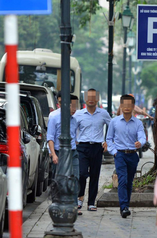 Dịch COVID-19 có nguy cơ bùng phát, người Hà Nội vẫn vô tư "quên" đeo khẩu trang - 8