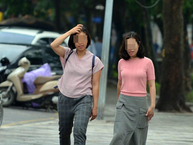 Dịch COVID-19 có nguy cơ bùng phát, người Hà Nội vẫn vô tư "quên" đeo khẩu trang - 11