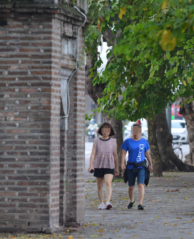 Dịch COVID-19 có nguy cơ bùng phát, người Hà Nội vẫn vô tư "quên" đeo khẩu trang - 9