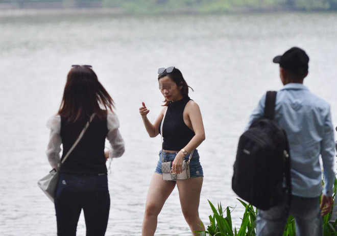 Dịch COVID-19 có nguy cơ bùng phát, người Hà Nội vẫn vô tư "quên" đeo khẩu trang - 12