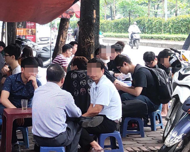 Dịch COVID-19 có nguy cơ bùng phát, người Hà Nội vẫn vô tư "quên" đeo khẩu trang - 13