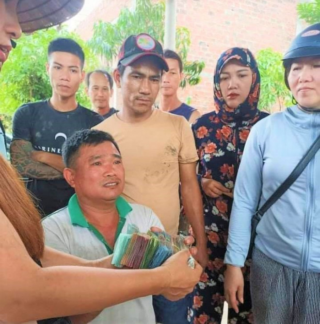 Hàng chục người dân lội bùn gom 30 tấn dưa hấu bán giúp tài xế - 3