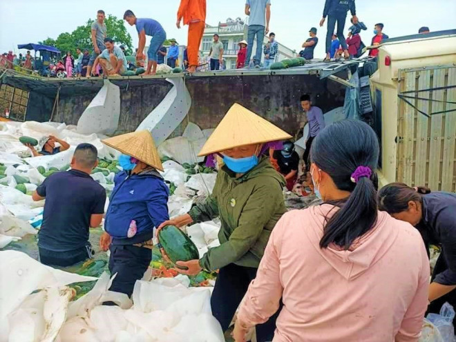 Hàng chục người dân lội bùn gom 30 tấn dưa hấu bán giúp tài xế - 2