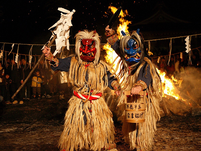 Lễ hội Sedo Namahage: Lễ hội mùa đông lớn này là sự kết hợp của truyền thống dân gian Namahage và nghi lễ thần đạo Sedo. Những ngọn lửa thiêng thắp sáng khu vực nơi biểu diễn điệu múa và trống Namahage đầy năng động. 
