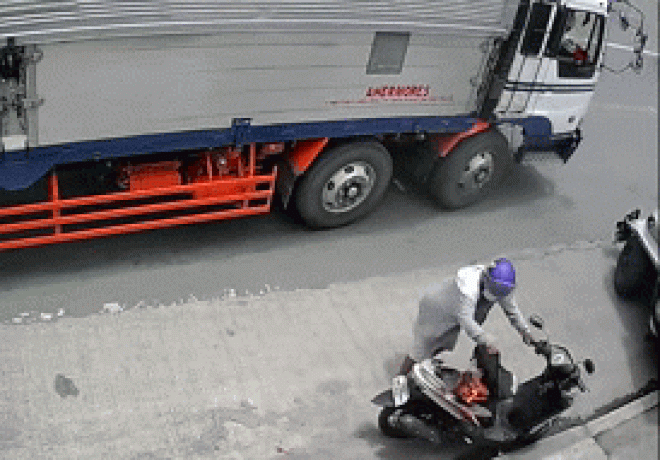 Video: Xe ga bất ngờ bốc cháy, làm thế này chỉ khiến lửa dễ thiêu rụi xe - 1